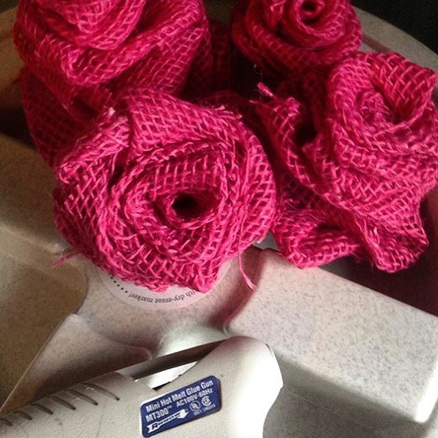 ARROW LOVE: Spotting our MT300 Mini Glue Gun hard at work on a gorgeous craft like these rosettes!
 by @00mariagarcia00