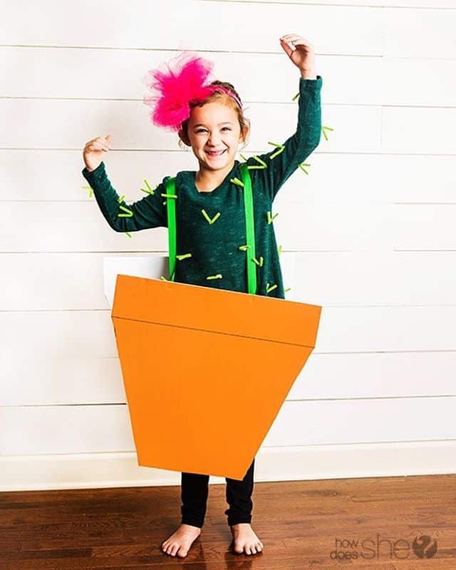 Need a last-minute costume idea for trick-or-treating? Try this no-sew option from @HowDoesShe! (Link in bio.) .
.
.
.
.
.
.
.